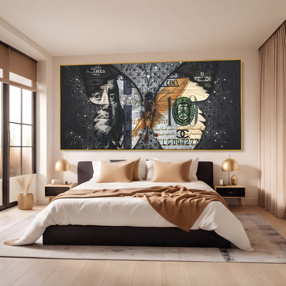 Tablou canvas cu tablou canvas cu fluture din bani, in rama de aluminiu auriu, pe perete intr-un dormitor